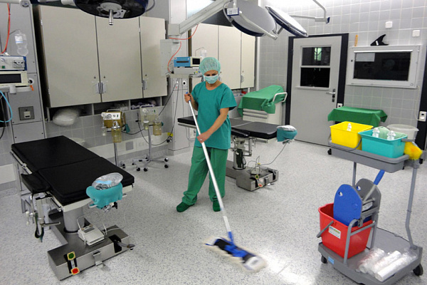 Уборка в операционной медцентра, фото